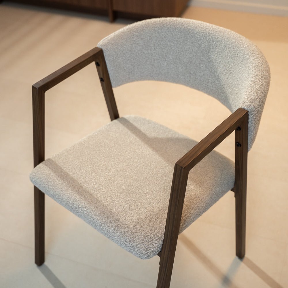Chaises de salle à manger-Chaise de salle à manger japonaise couleur sable bouclé Kyo - structure en noyer - avec accoudoir-Dimehouse