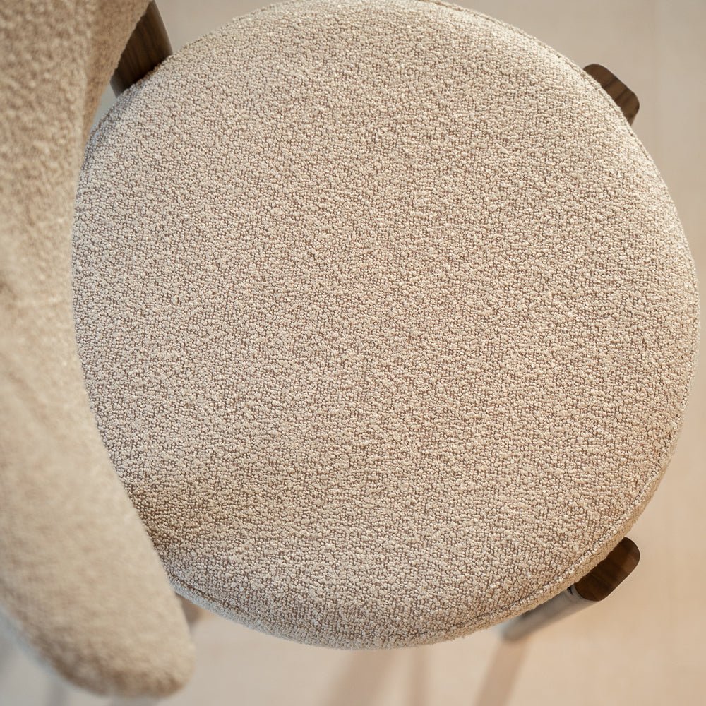 Tabourets de bar-Chaise de bar bouclé couleur sable Aiko - structure aspect noyer - Japandi-Dimehouse