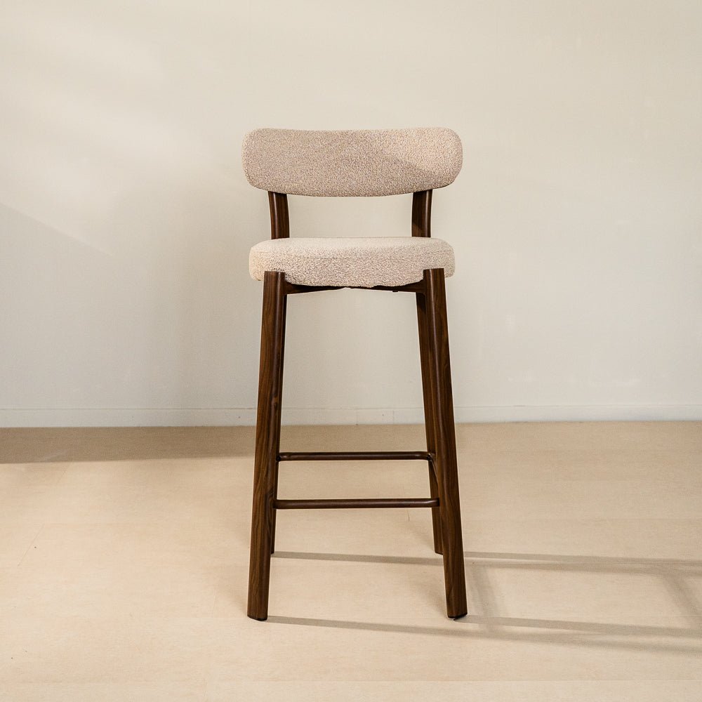 Tabourets de bar-Chaise de bar bouclé couleur sable Aiko - structure aspect noyer - Japandi-Dimehouse