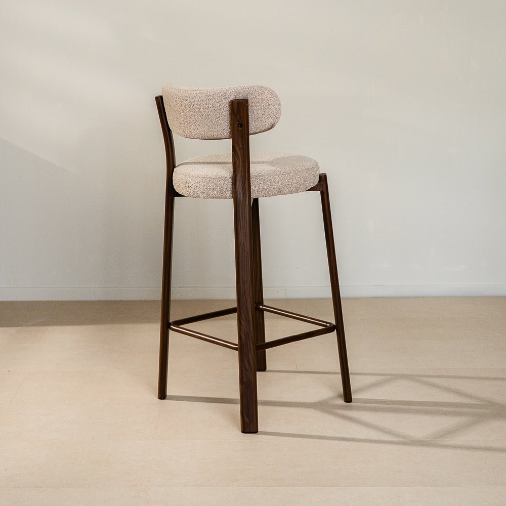 Tabourets de bar-Chaise de bar bouclé couleur sable Aiko - structure aspect noyer - Japandi-Dimehouse