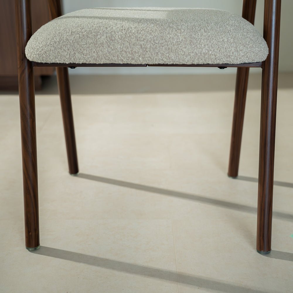 Chaises de salle à manger-Chaise de salle à manger Japandi Couleur sable Bouclé Suki - Structure Noyer - Avec Accoudoir-Dimehouse
