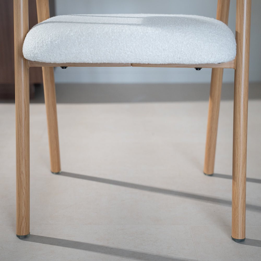 Chaises de salle à manger-Japandi Chaise de salle à manger Beige Bouclé Suki - Structure aspect chêne - Avec Accoudoir-Dimehouse