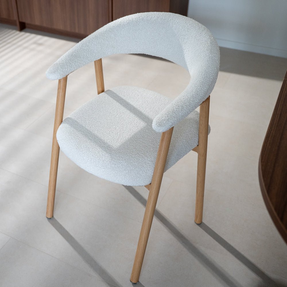 Chaises de salle à manger-Japandi Chaise de salle à manger Beige Bouclé Suki - Structure aspect chêne - Avec Accoudoir-Dimehouse