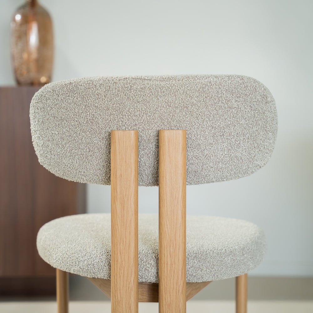 Chaises de salle à manger-Chaise de salle à manger Japandi Miyo Bouclé Couleur Sable - Structure aspect chêne-Dimehouse