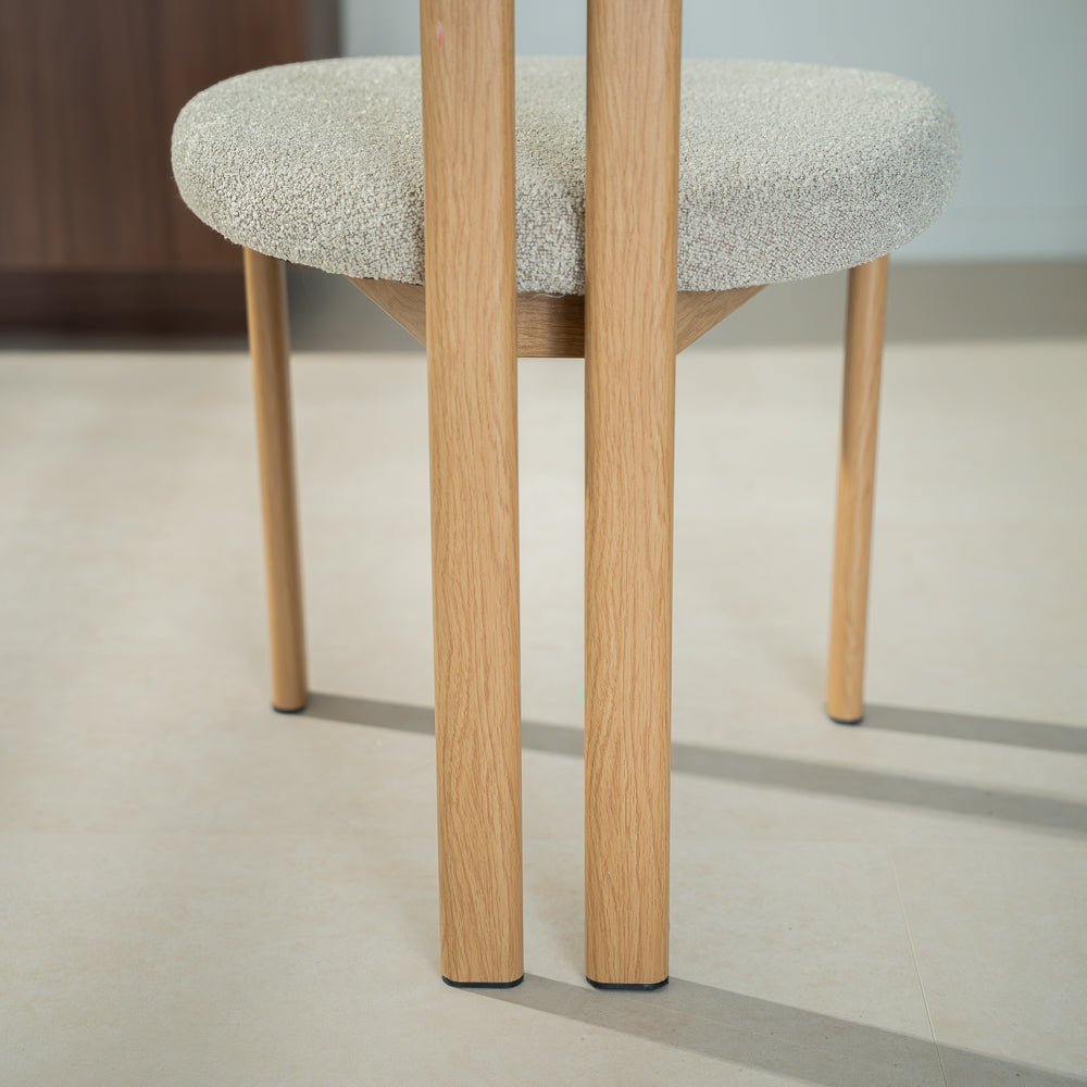 Chaises de salle à manger-Chaise de salle à manger Japandi Miyo Bouclé Couleur Sable - Structure aspect chêne-Dimehouse