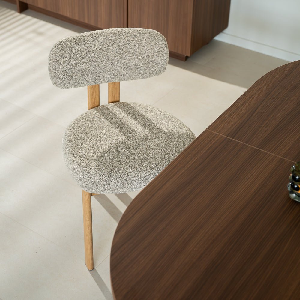 Chaises de salle à manger-Chaise de salle à manger Japandi Miyo Bouclé Couleur Sable - Structure aspect chêne-Dimehouse