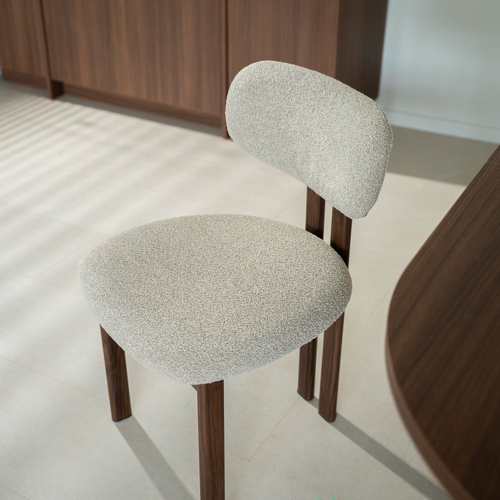 Chaises de salle à manger-Japandi Chaise de salle à manger Miyo Bouclé Couleur sable - Structure aspect noyer-Dimehouse