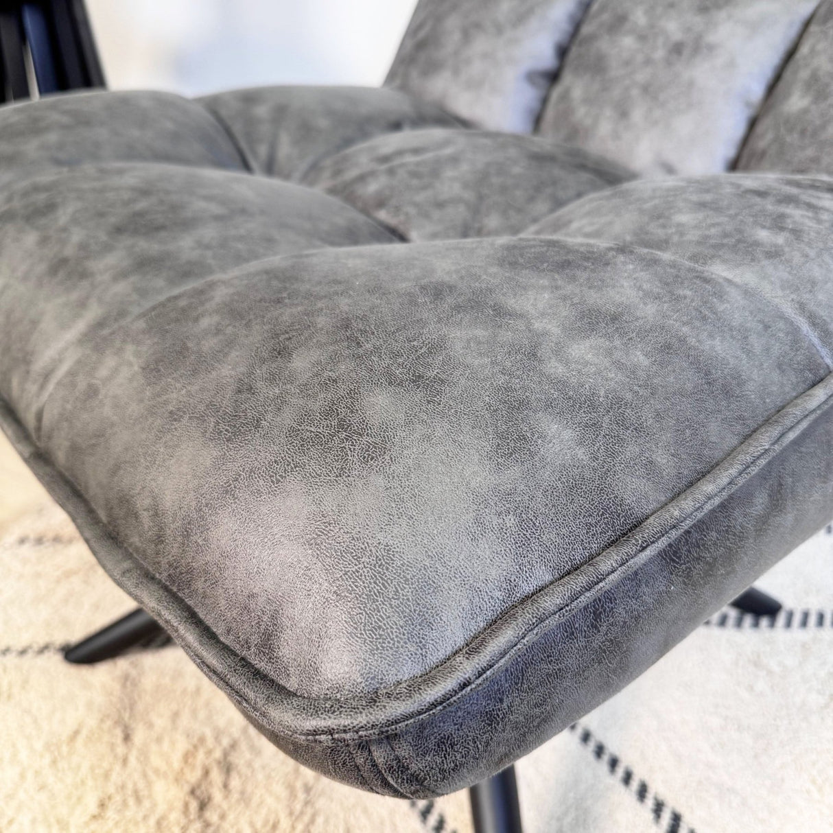 Fauteuil pivotant Yuki Anthracite en cuir écologique pivotant à 360°