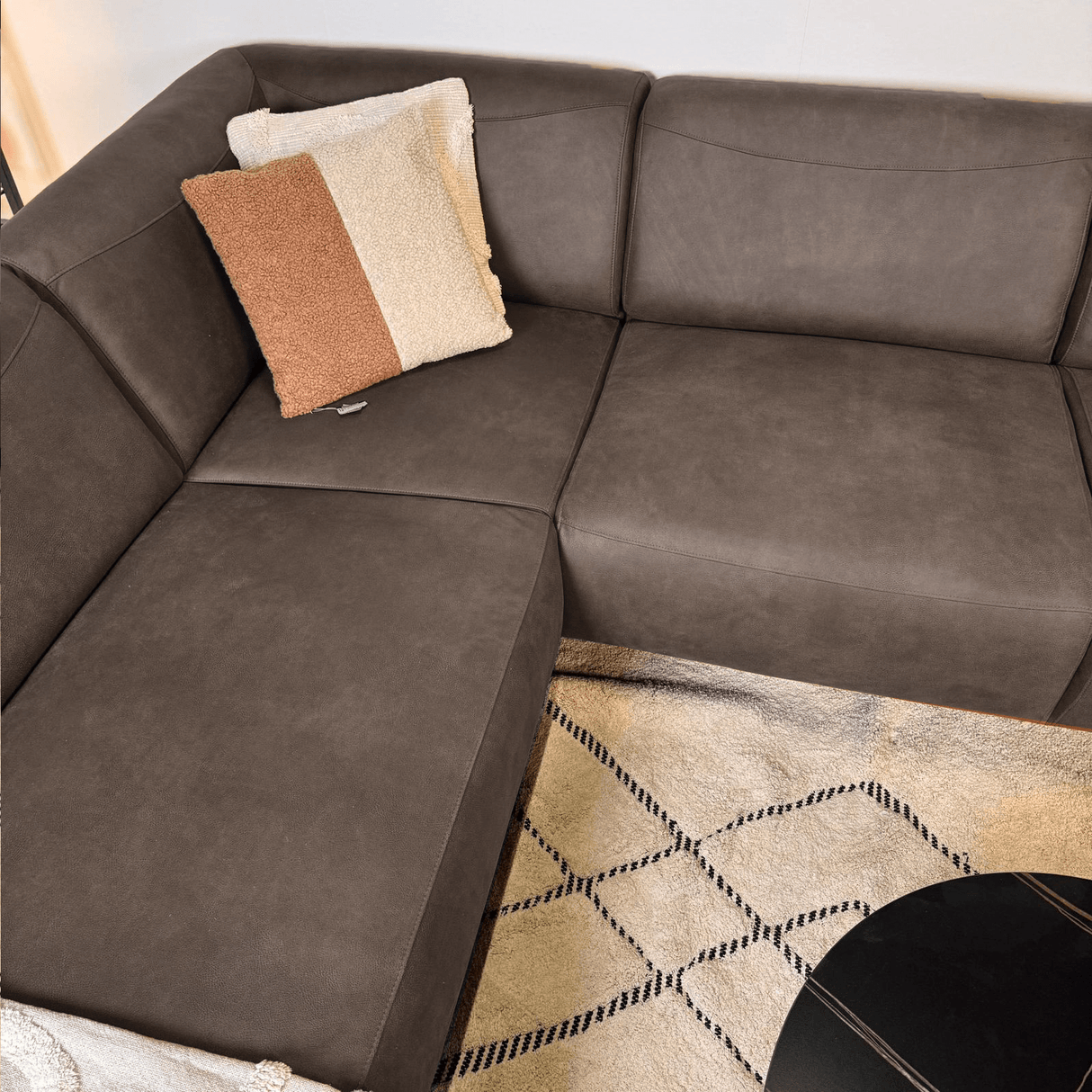 Canapé d'angle anthracite robuste en cuir écologique Barin - gauche