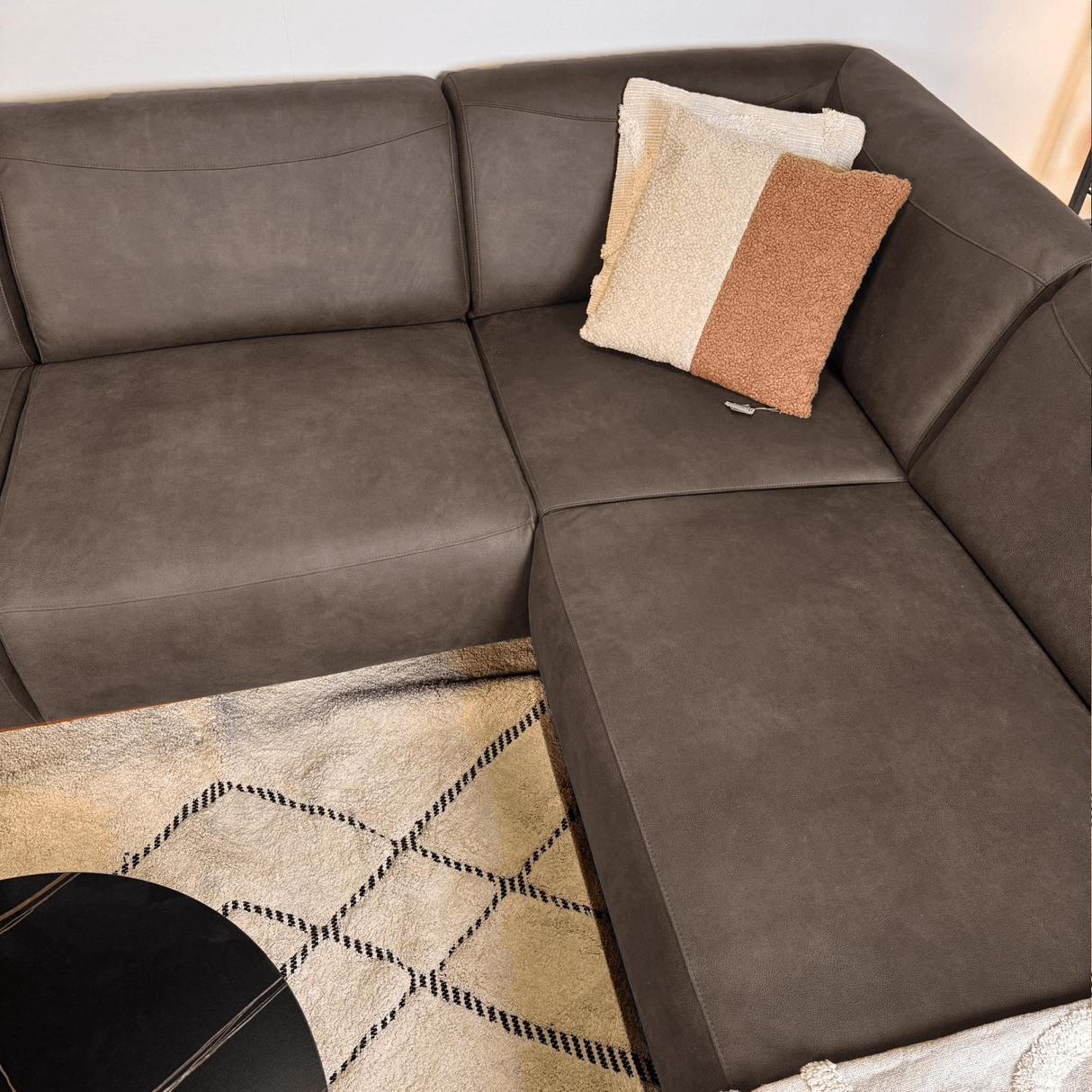 Canapé d'angle anthracite robuste en cuir écologique Barin - droit