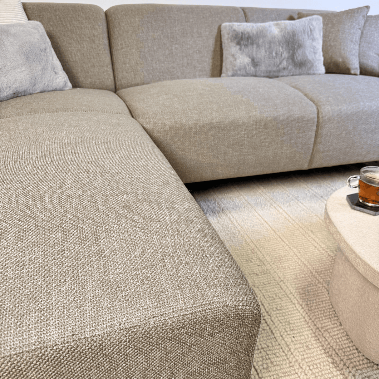 Canapé d'angle avec lounge compacte beige en tissu recyclé Moby - gauche