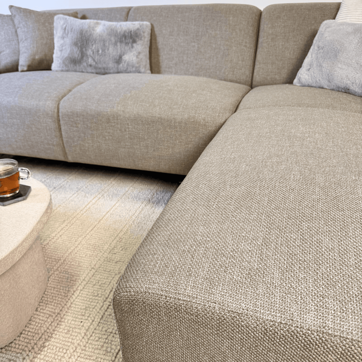 Canapé d'angle avec lounge compacte en tissu recyclé beige Moby - droit