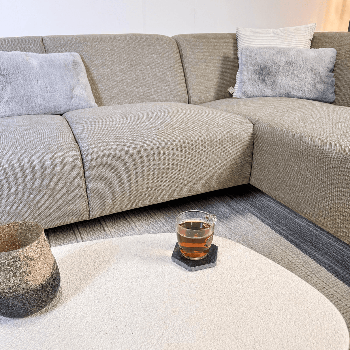 Canapé d'angle avec lounge compacte en tissu recyclé beige Moby - droit