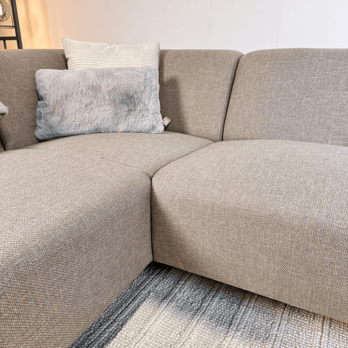 Canapé d'angle avec lounge compacte beige en tissu recyclé Moby - gauche
