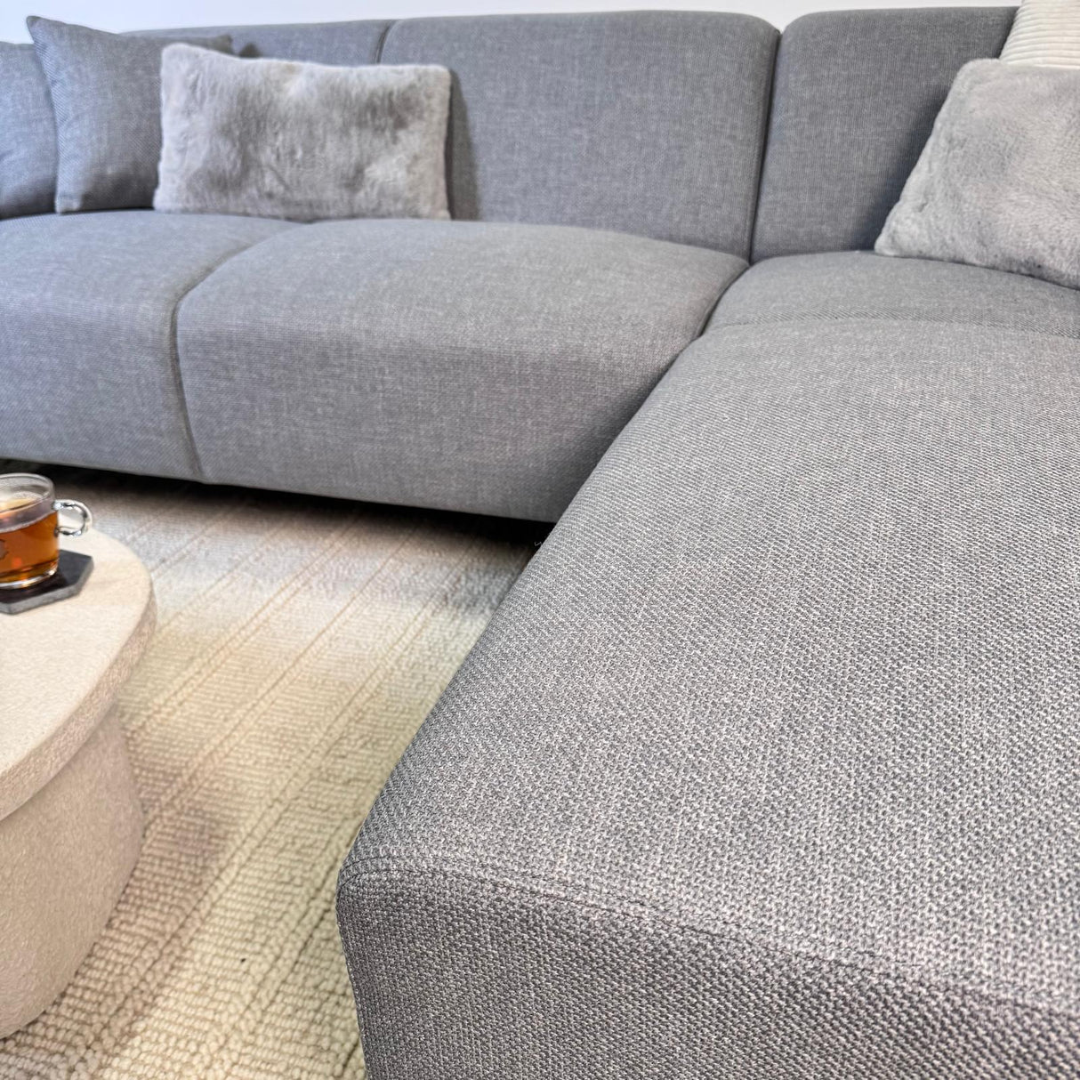 Canapé d'angle avec lounge compacte en tissu recyclé gris bleu Moby - gauche