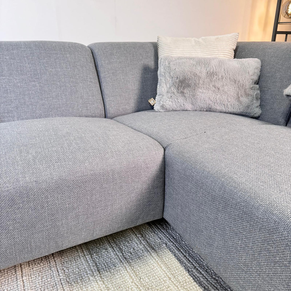Canapé d'angle avec lounge compacte en tissu recyclé gris bleu Moby - droit