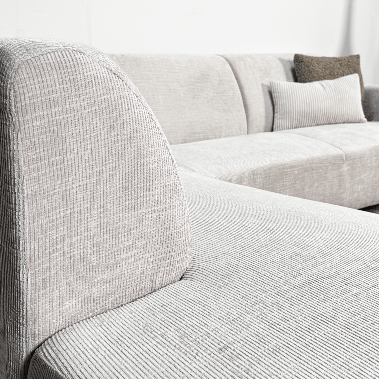 Canapé d'angle avec chaise longue en velours chenille beige Manon - gauche