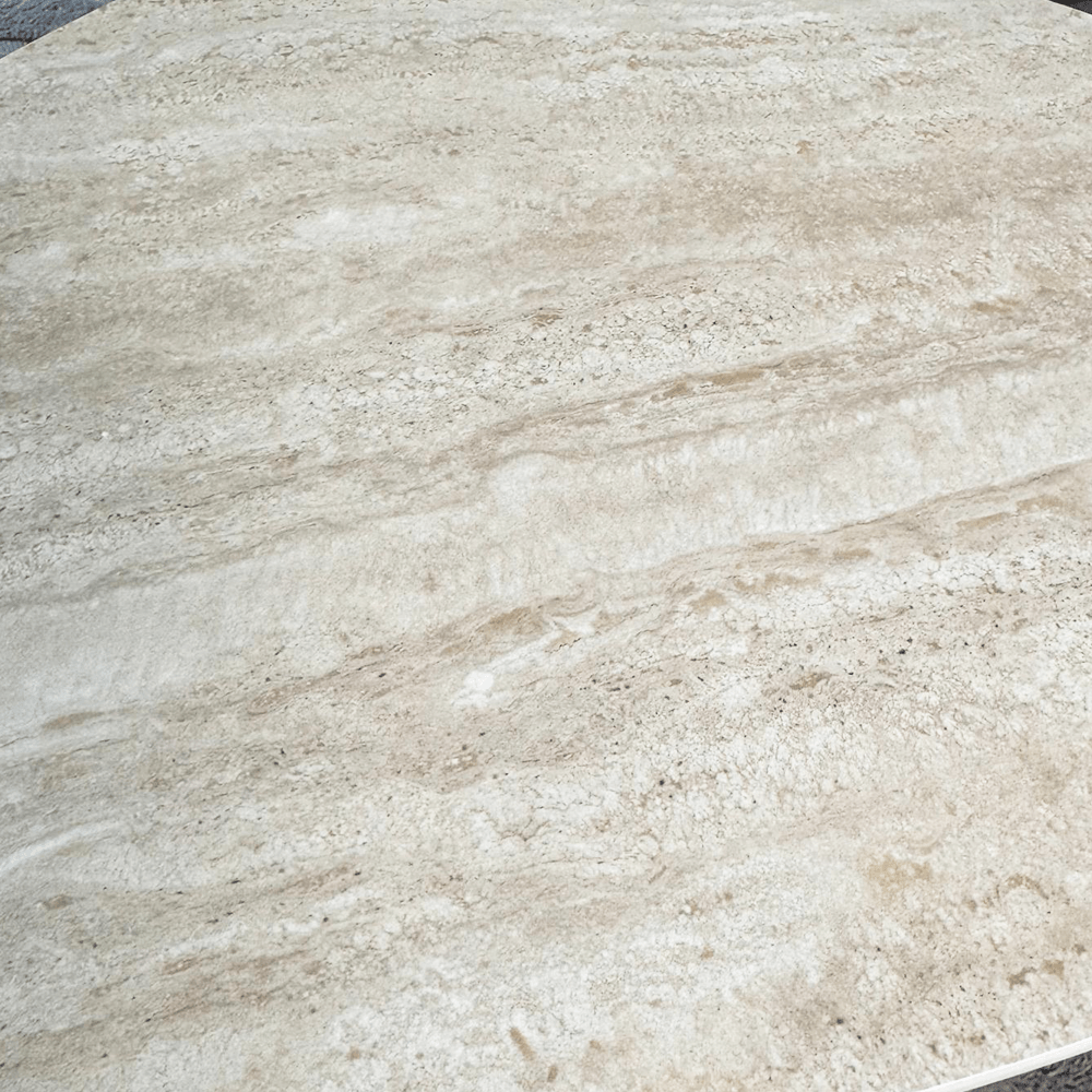 Ensemble de 2 tables basses Jimi avec plateau en travertin et piètement en noyer