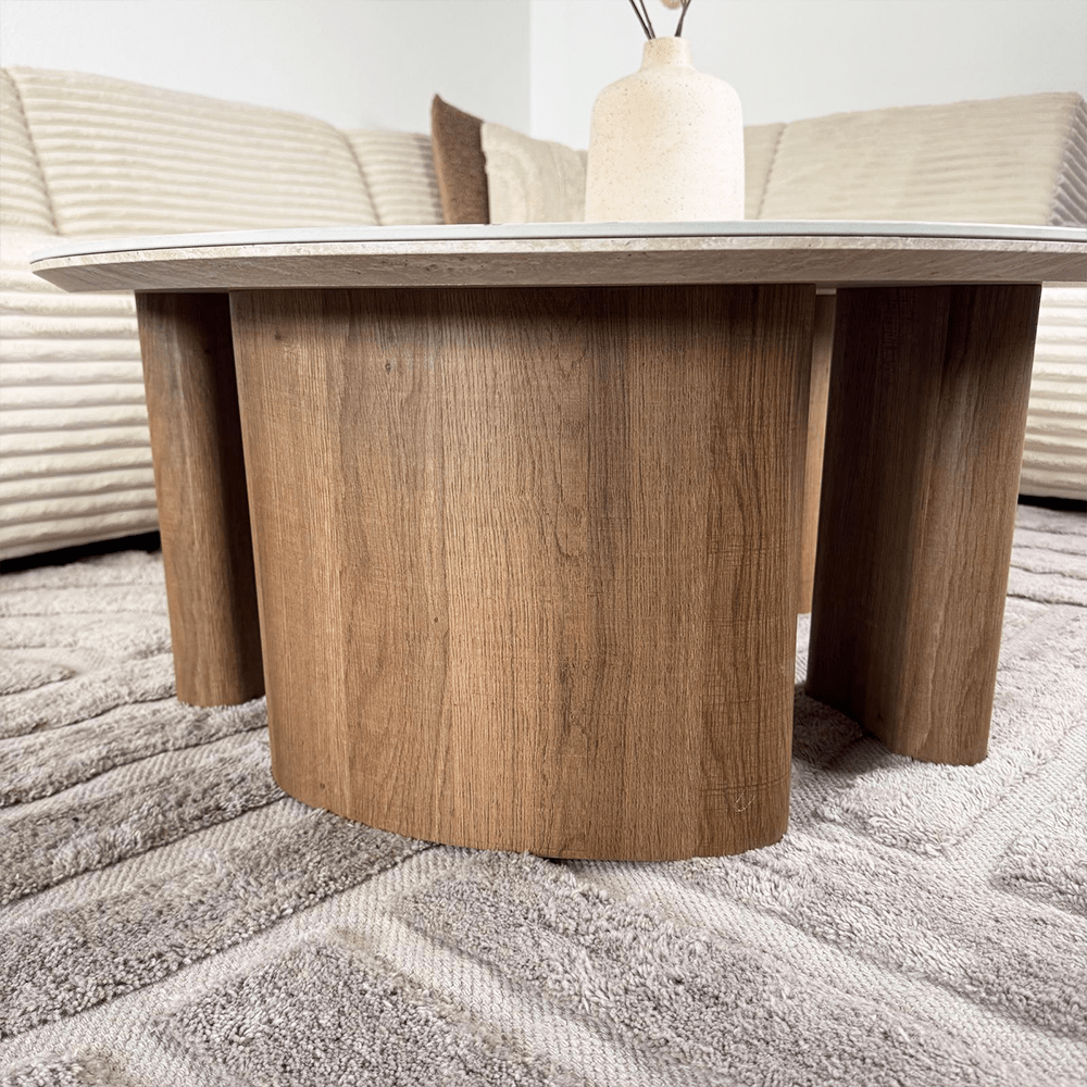 Ensemble de 2 tables basses Jimi avec plateau en travertin et piètement en noyer