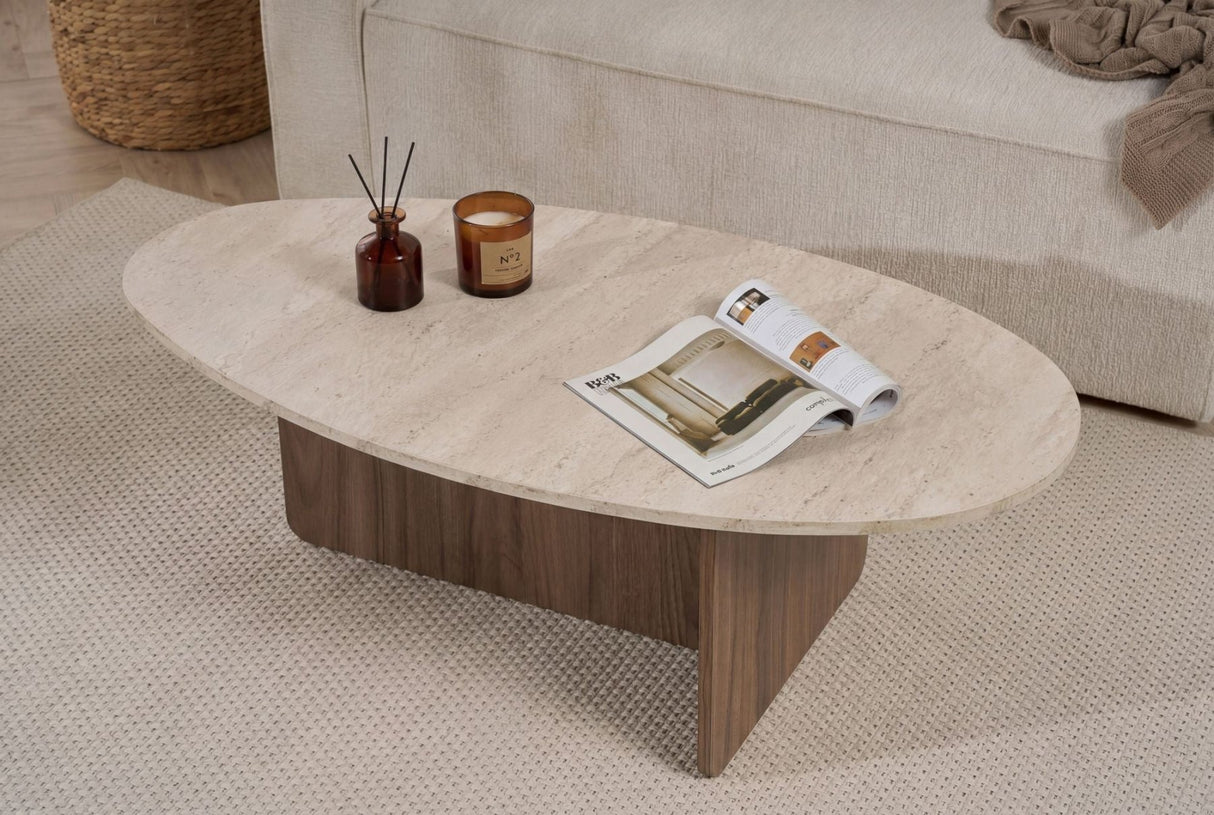 Organische kiezelvormige salontafel met een travertin-look blad en walnoot melamine onderstel. Japandi design van 120x60cm.