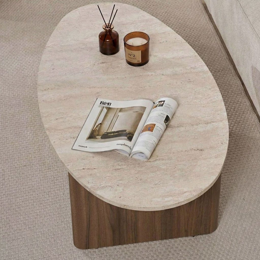 Organische kiezelvormige salontafel met een travertin-look blad en walnoot melamine onderstel. Japandi design van 120x60cm.