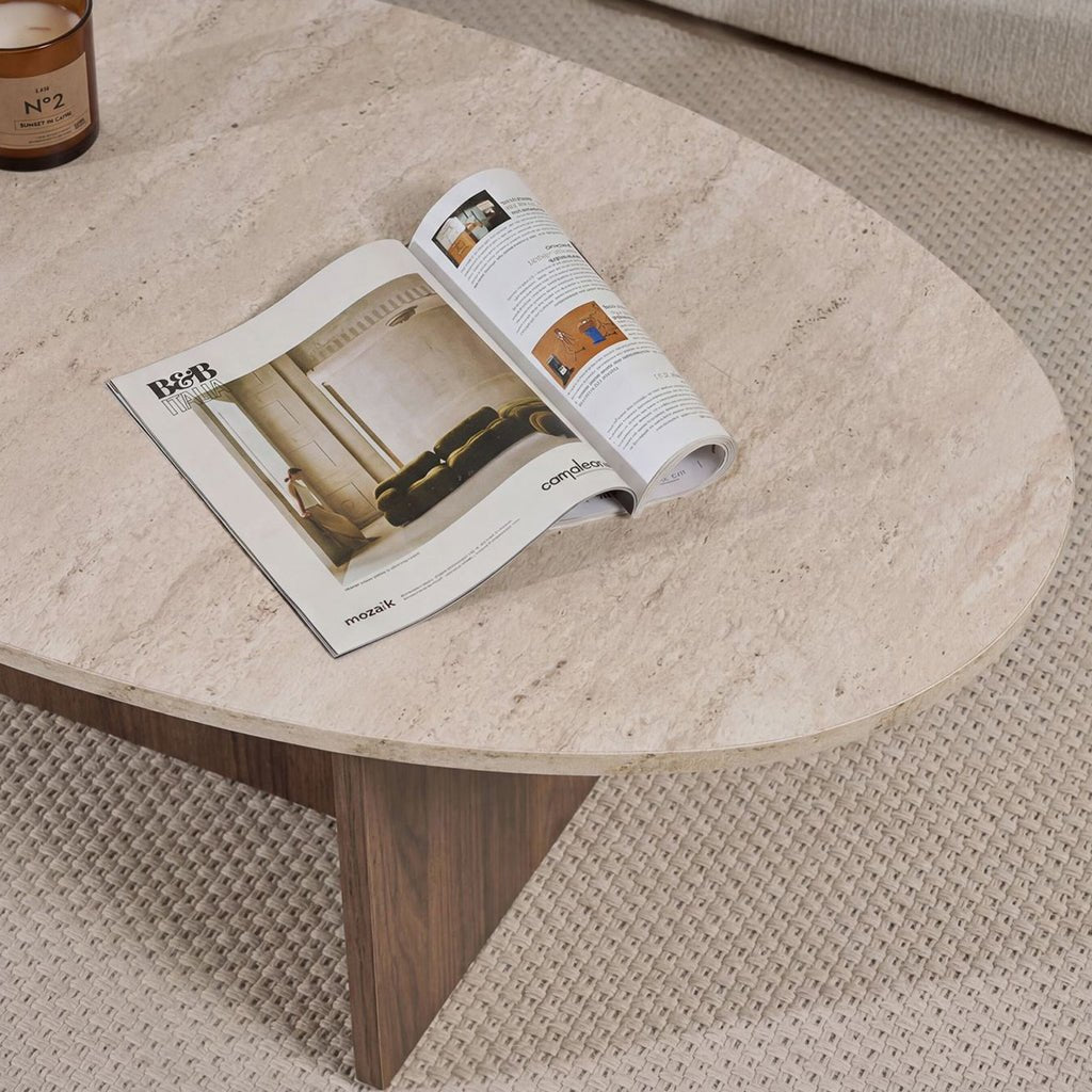 Organische kiezelvormige salontafel met een travertin-look blad en walnoot melamine onderstel. Japandi design van 120x60cm.