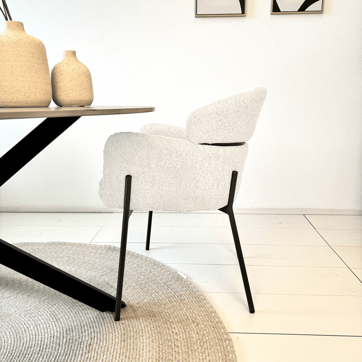 Chaise de salle à manger Lola Bouclé en tissu Crème blanc avec dossier rond et bras