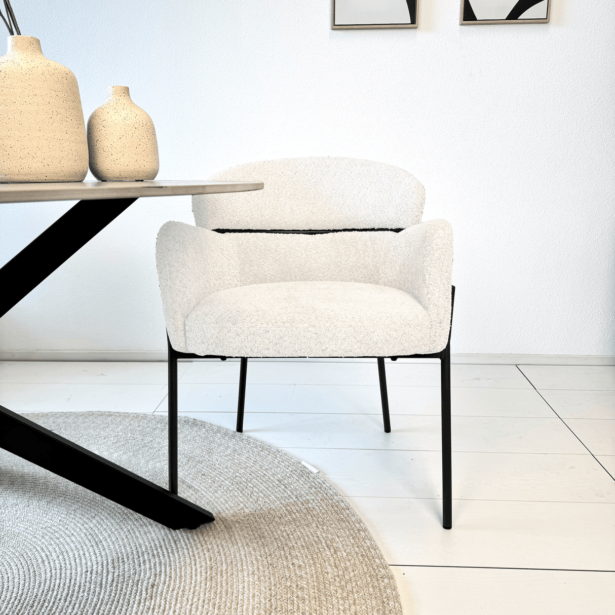 Chaise de salle à manger Lola Bouclé en tissu Crème blanc avec dossier rond et bras