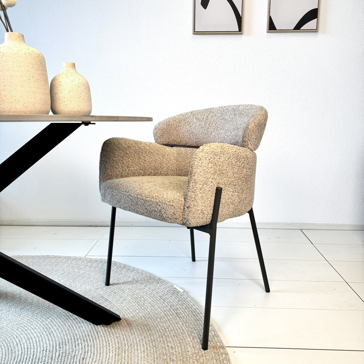 Chaise de salle à manger Lola Bouclé en tissu beige avec dossier rond et bras