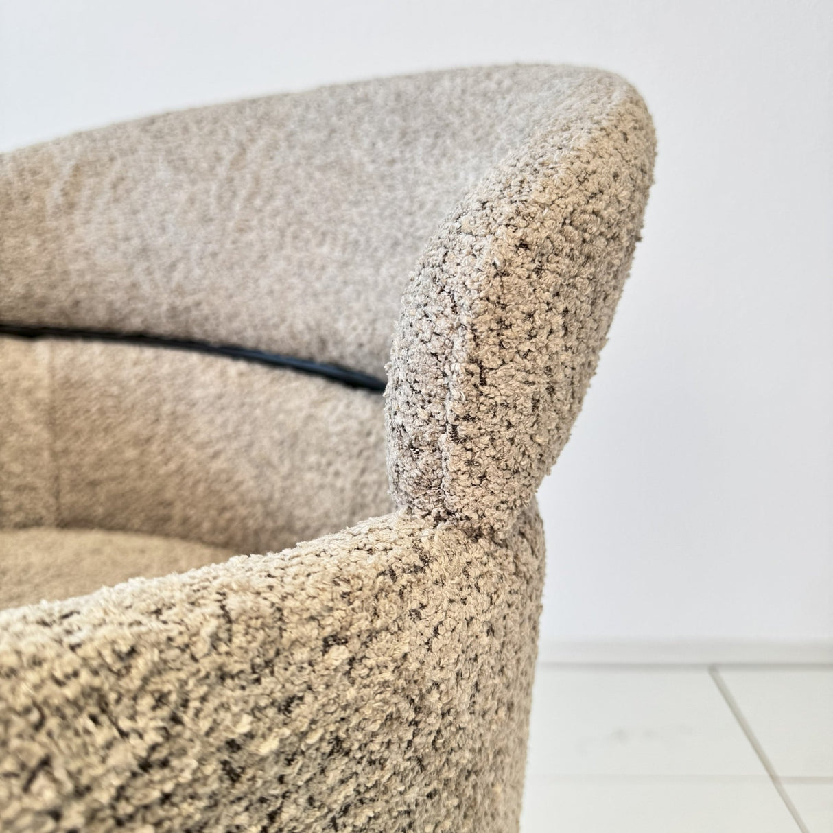 Chaise de salle à manger Lola Bouclé en tissu beige avec dossier rond et bras