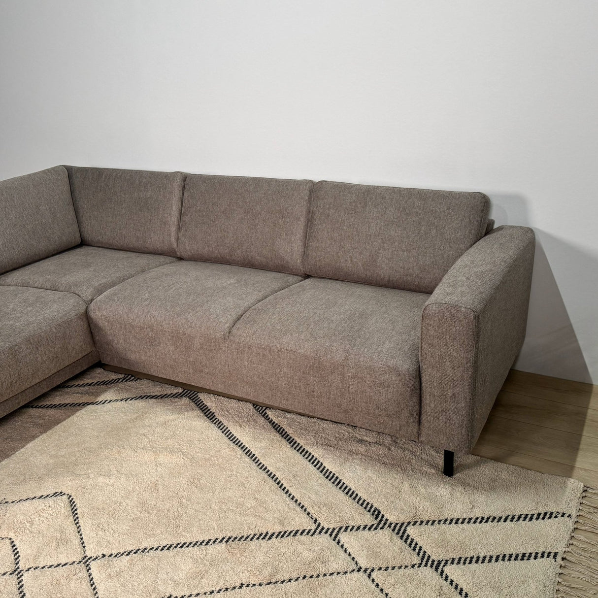 Canapé d'angle moderne 3 places à gauche en tissu taupe Aniko avec repose-longeur 240x197x78 cm