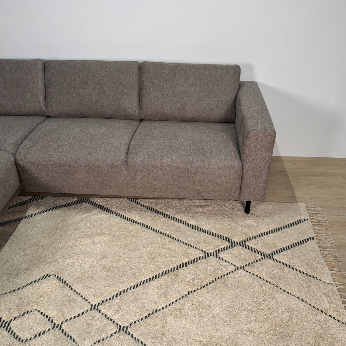 Canapé d'angle moderne 3 places à gauche en tissu taupe Aniko avec repose-longeur 240x197x78 cm