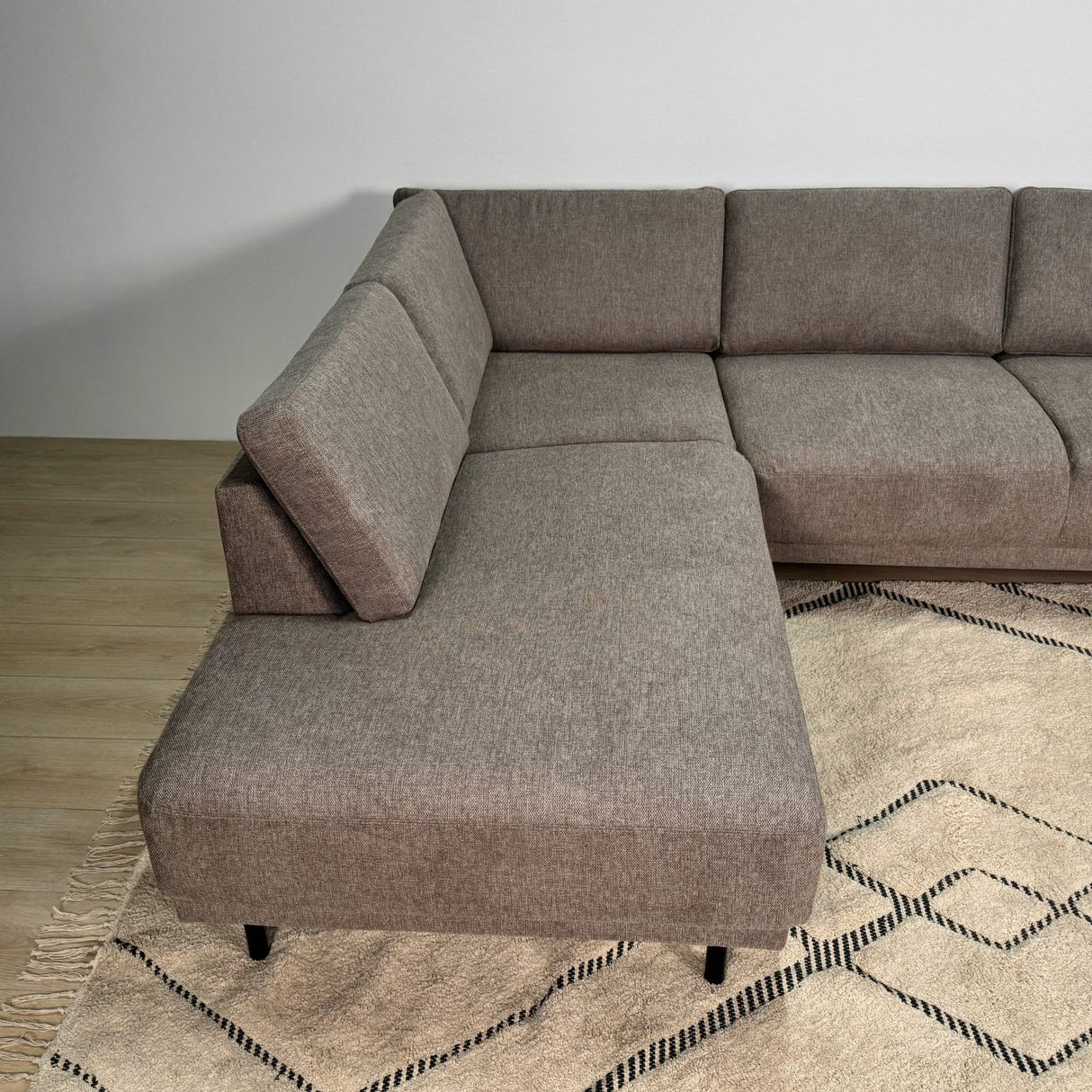 Canapé d'angle moderne 3 places à gauche en tissu taupe Aniko avec repose-longeur 240x197x78 cm