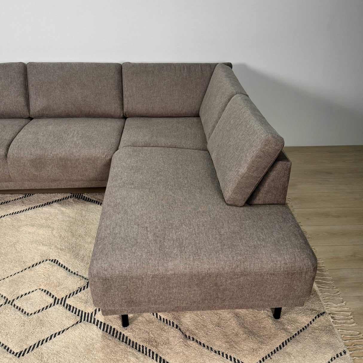 Canapé d'angle moderne 3 places à droite en taupe en tissu Aniko avec lounge 240x197x78 cm
