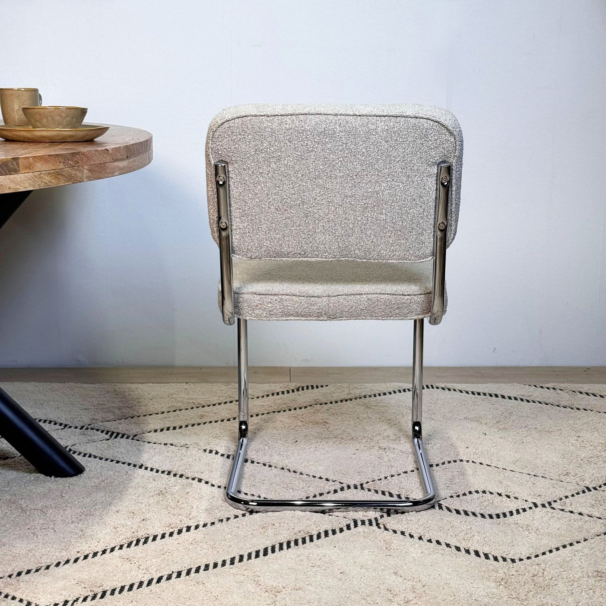 Chaise de salle à manger moderne couleur sable en tissu bouclé Sway - cadre en chrome - sans accoudoirs