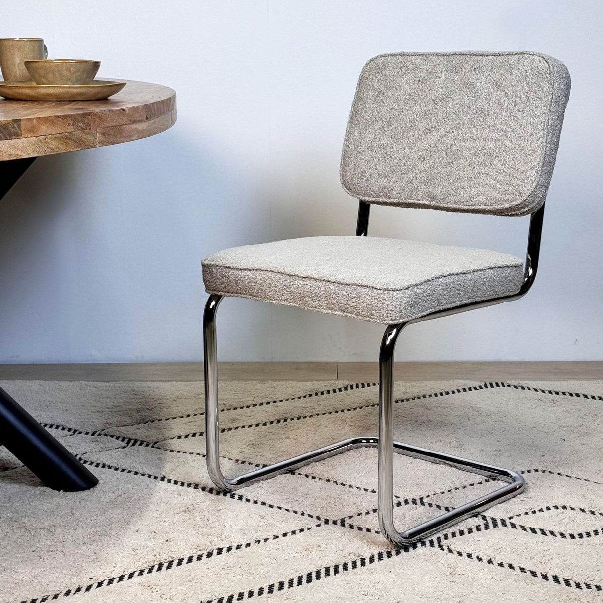 Chaise de salle à manger moderne couleur sable en tissu bouclé Sway - cadre en chrome - sans accoudoirs