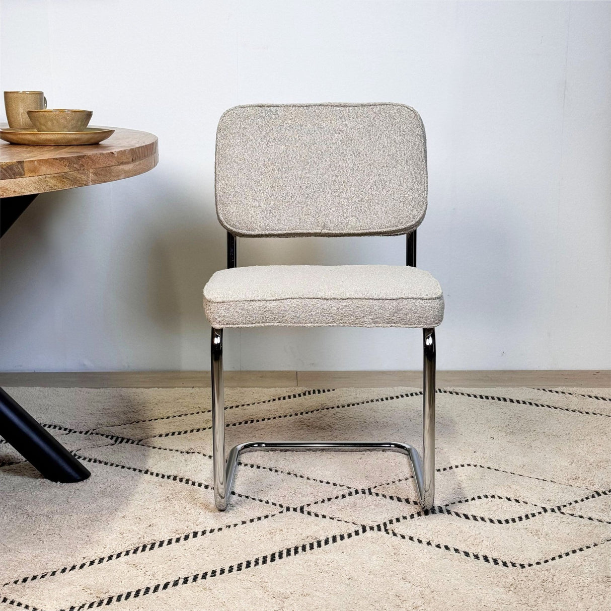 Chaise de salle à manger moderne couleur sable en tissu bouclé Sway - cadre en chrome - sans accoudoirs