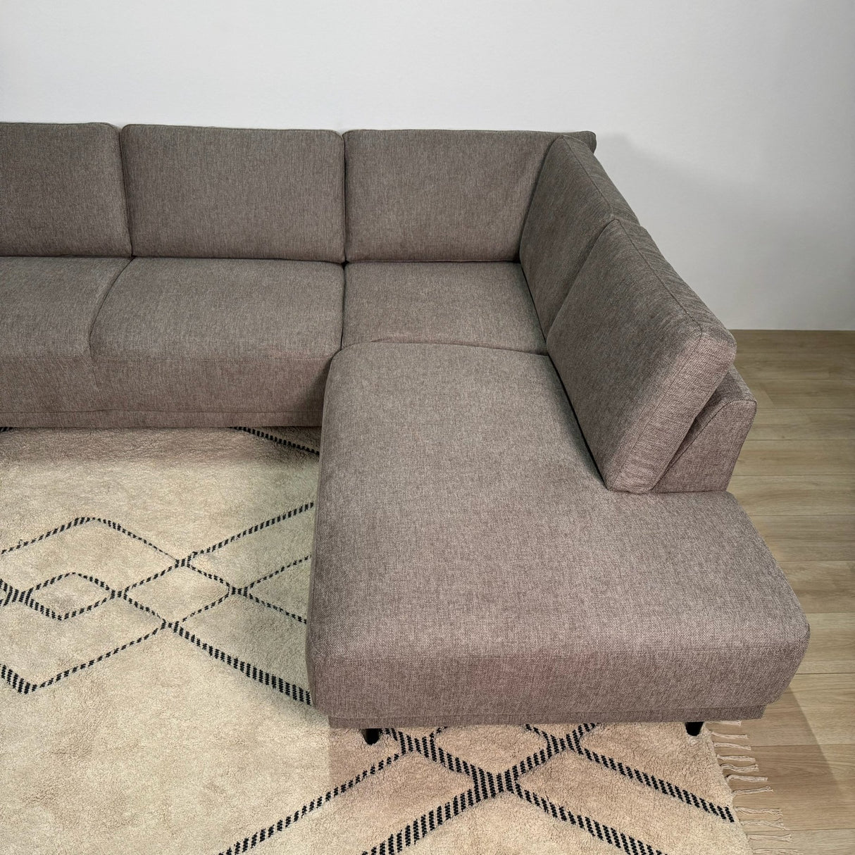 Canapé d'angle moderne 3 places à droite en taupe en tissu Aniko avec lounge 240x197x78 cm