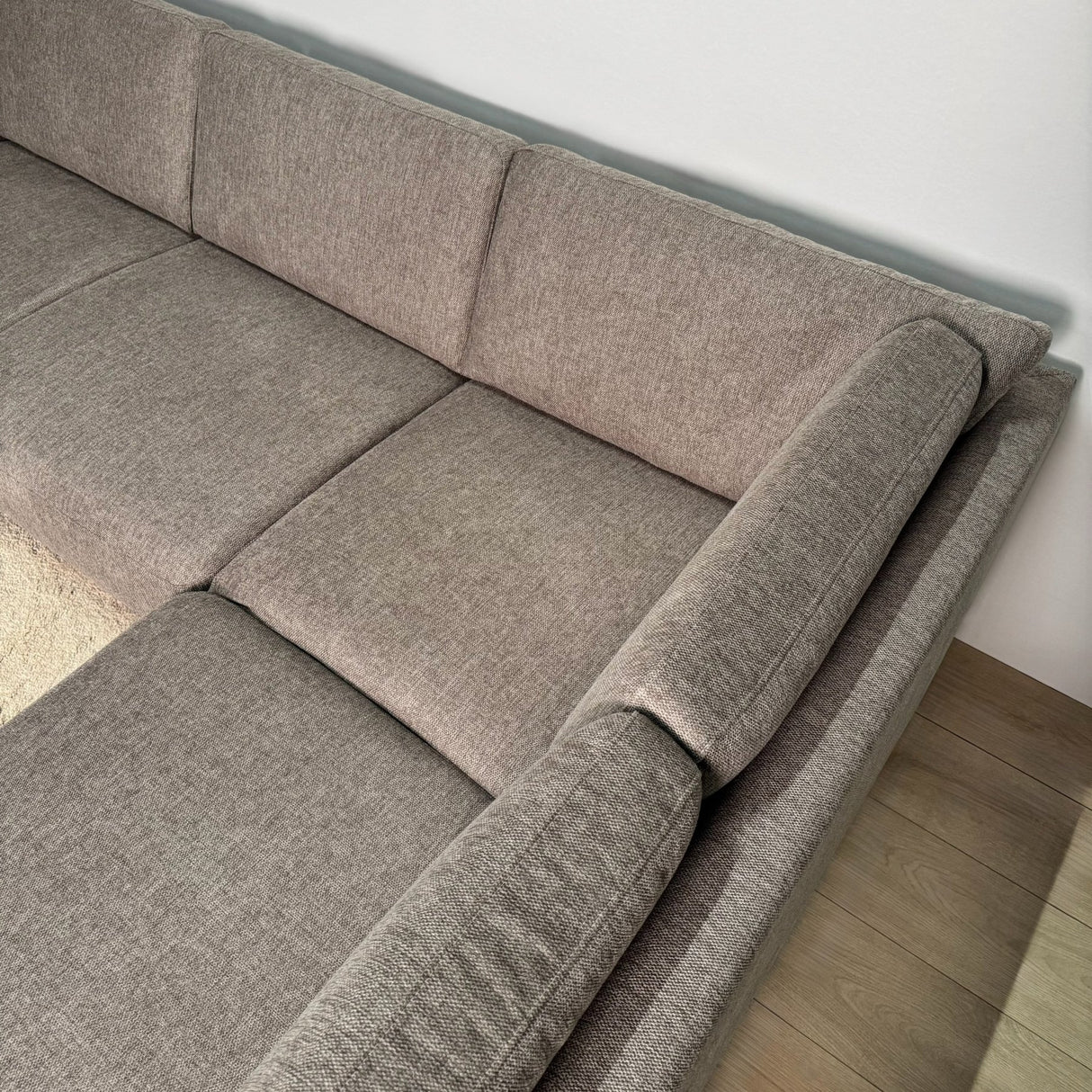 Canapé d'angle moderne 3 places à droite en taupe en tissu Aniko avec lounge 240x197x78 cm