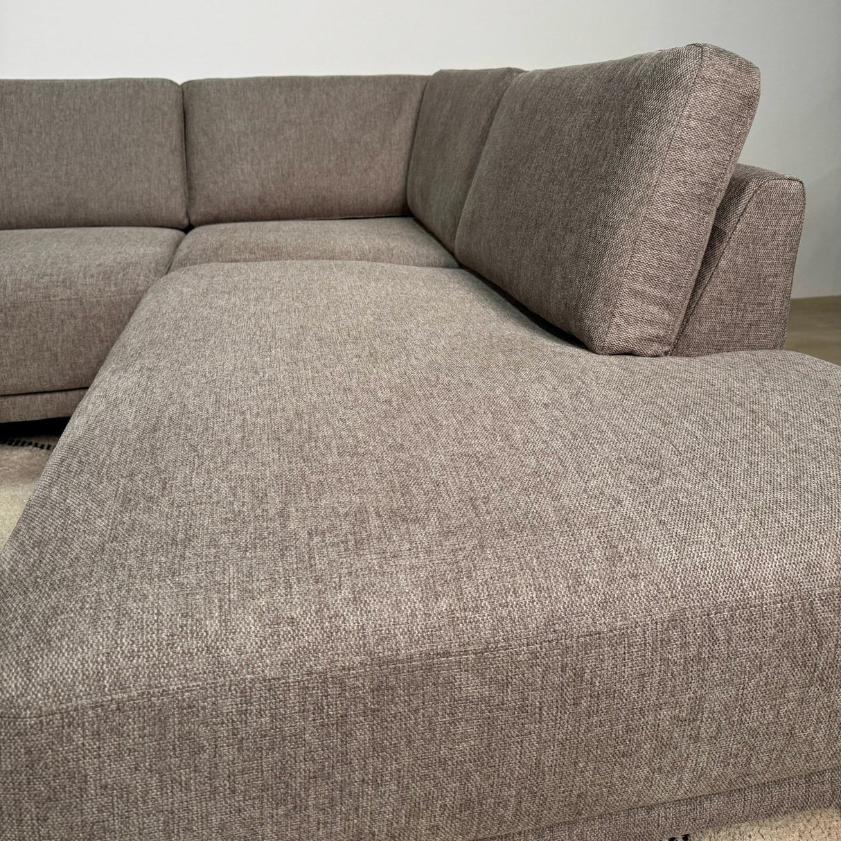 Canapé d'angle moderne 3 places à droite en taupe en tissu Aniko avec lounge 240x197x78 cm