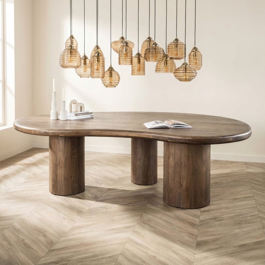 Table à manger de forme organique Alo Acacia Wood Brown 240x160 cm photo d'ambiance dans un intérieur moderne