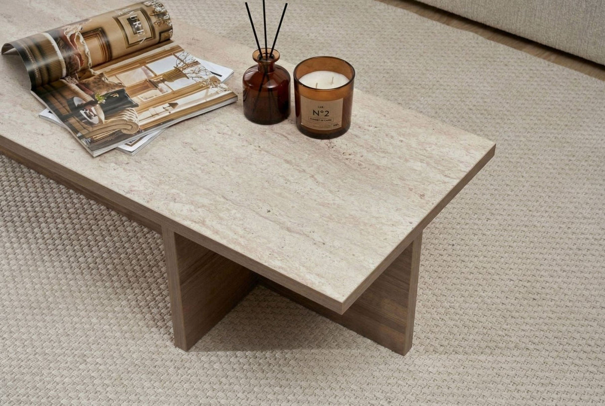 Moderne rechthoekige salontafel met travertin blad en walnoot melamine onderstel. Afmetingen: 120 x 45 x 30 cm.