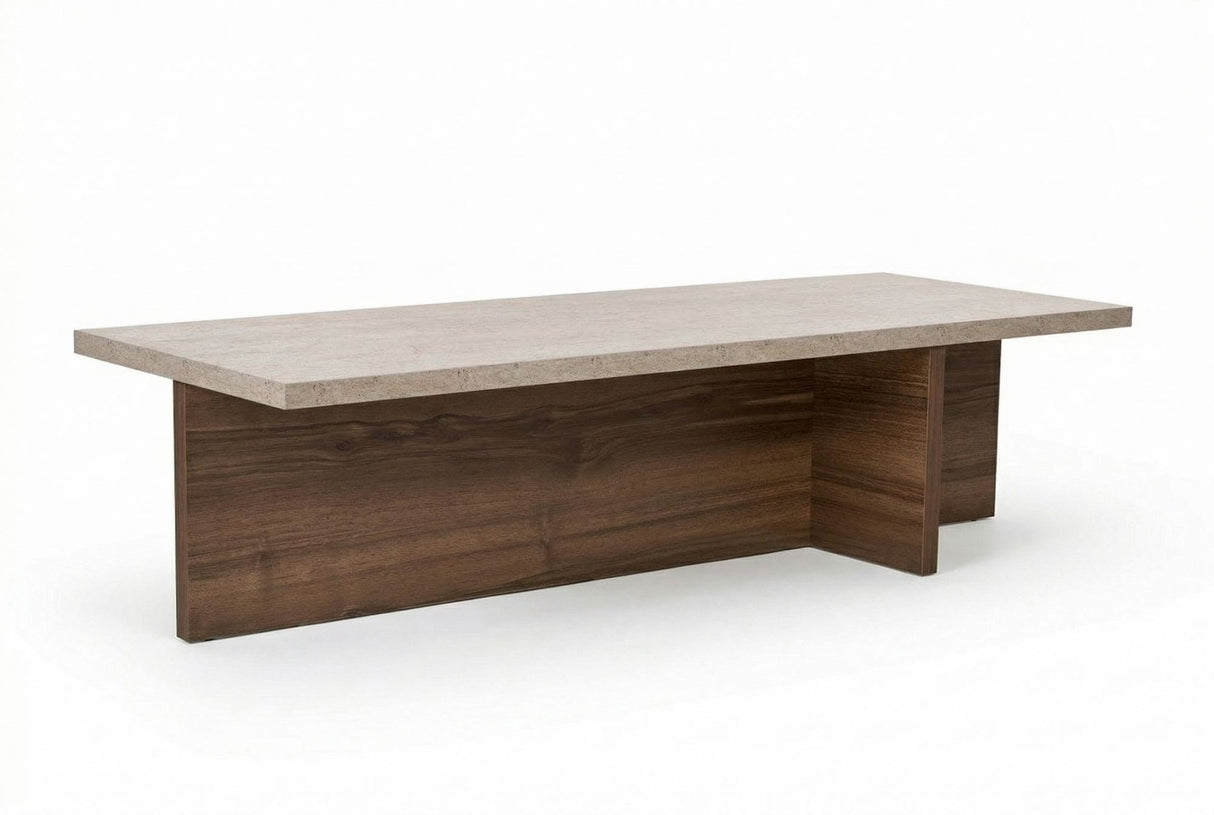 witfoto van rechthoekige salontafel travertinlook tafelblad met walnoot look frame
