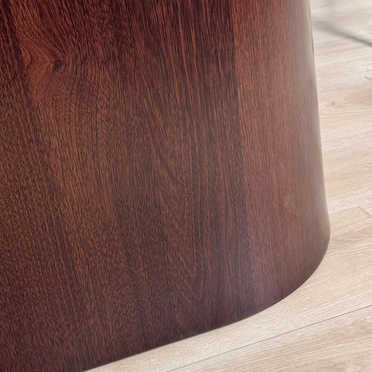 Ensemble de meubles complet : Table à manger Lea en pierre frittée aspect marbre travertin - cadre en noyer + 4 chaises de salle à manger Lisa en bouclé gris