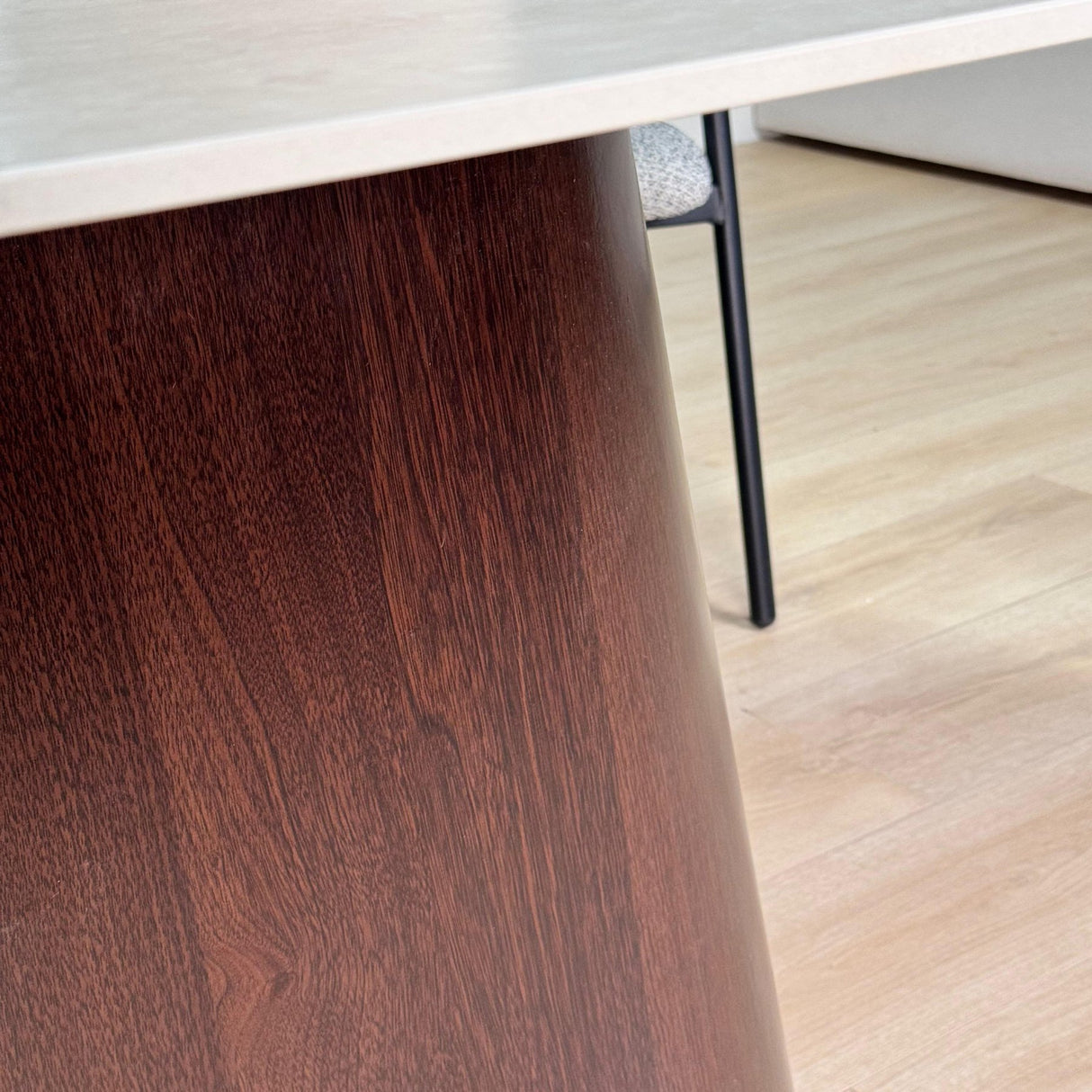 Ensemble de meubles complet : Table à manger Lea en pierre frittée aspect marbre travertin - cadre en noyer + 4 chaises de salle à manger Lisa en bouclé gris