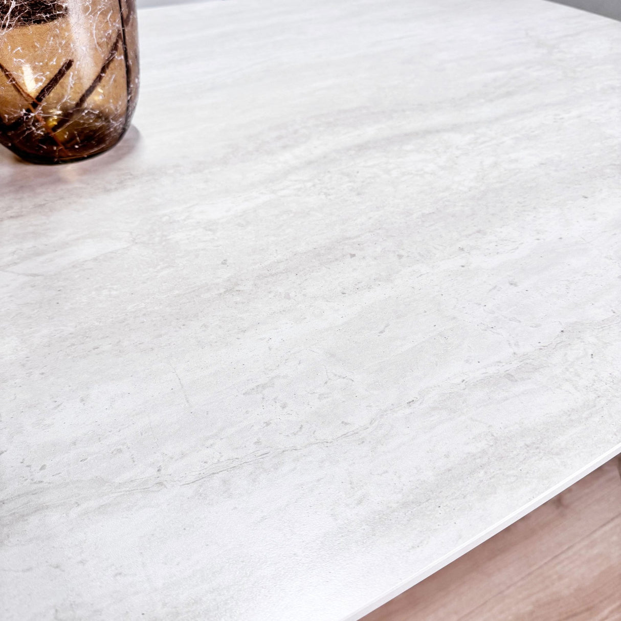 Ensemble de meubles complet : Table à manger Lea en pierre frittée aspect marbre travertin - cadre en noyer + 4 chaises de salle à manger Lisa en bouclé gris