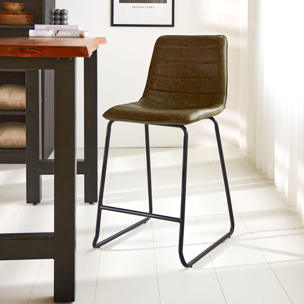 Tabouret de bar industriel Mark en simili cuir vert 65 cm de hauteur d'assise