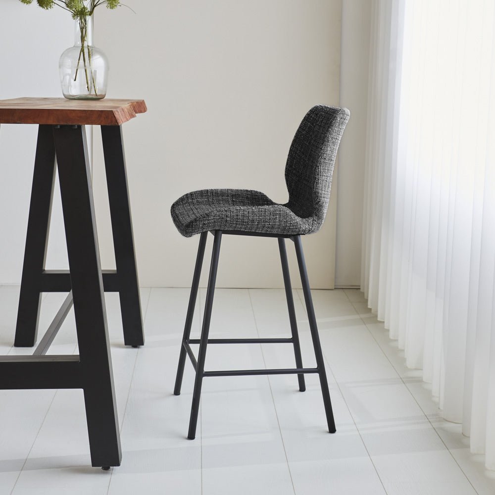 Tabouret de bar Beau chenille Dimehouse Gris foncé LxlxH 82x54x52 Tissu Photo d'ambiance vue latérale
