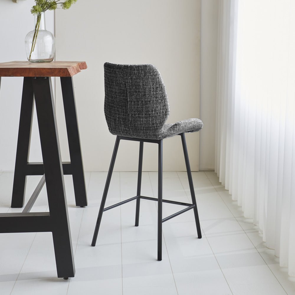 Tabouret de bar Beau chenille Dimehouse Gris foncé LxlxH 82x54x52 Tissu Photo d'ambiance vue arrière diagonale