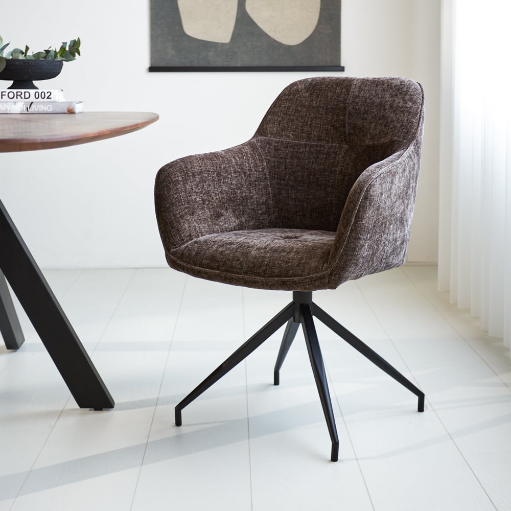 Chaise de salle à manger Camiel Dimehouse Marron LxlxH 62x61x54 Tissu Photo d'ambiance vue de face diagonale